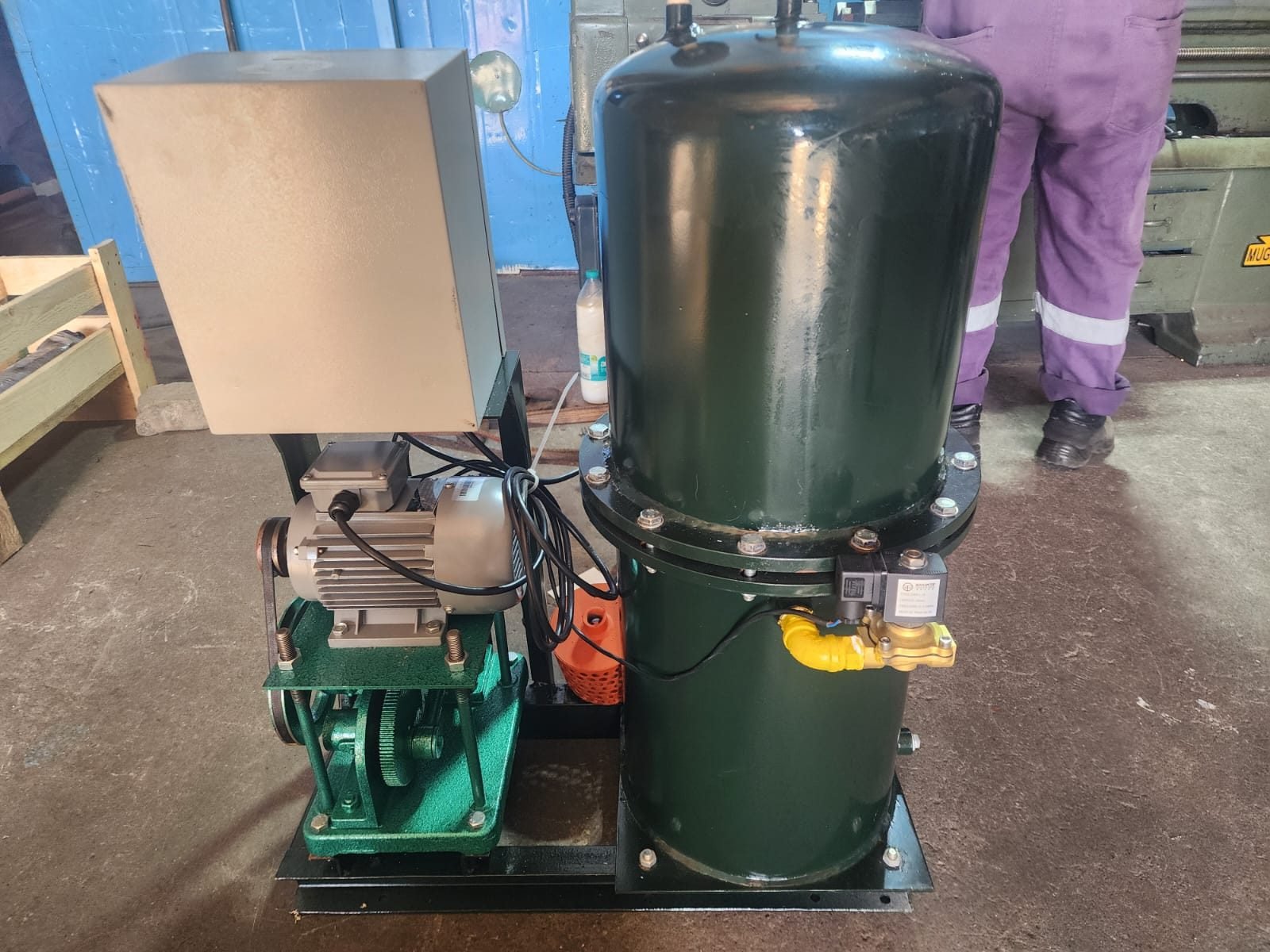 Sewage treatment plant tank and pump unit